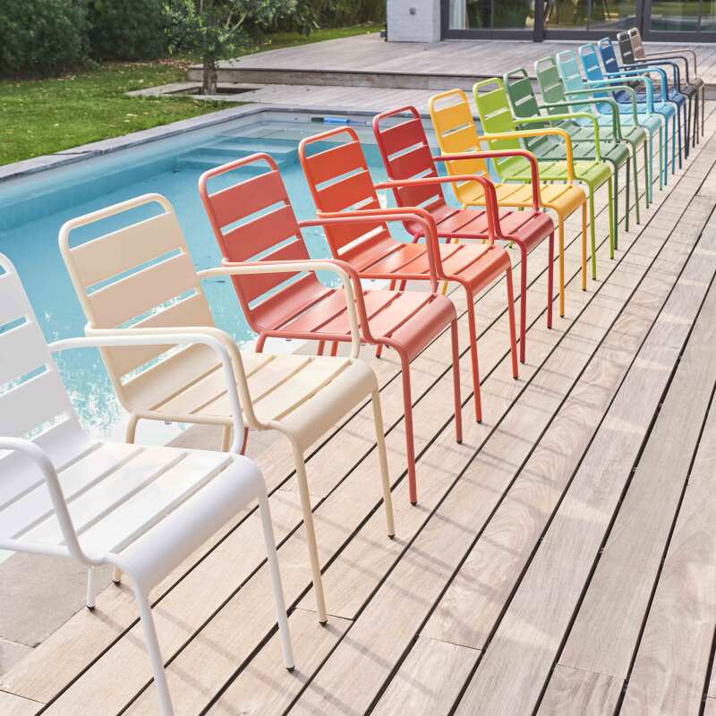 Silla de metal con reposabrazos