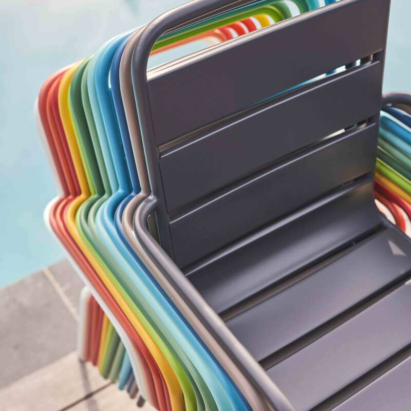 Silla de metal con reposabrazos