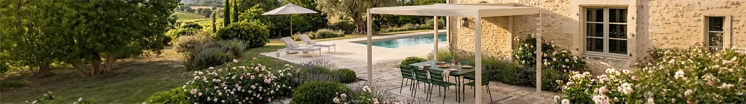 pérgola tendencia 2026 de aluminio color crema en una terraza completa