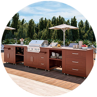 Cocina de exterior modular en madera con barbacoa integrada y parasol sobre terraza de madera