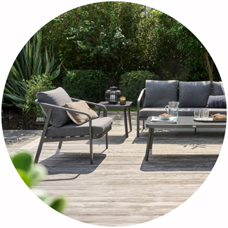 Muebles de jardín de aluminio gris con sofá, sillones y mesa baja sobre terraza de madera