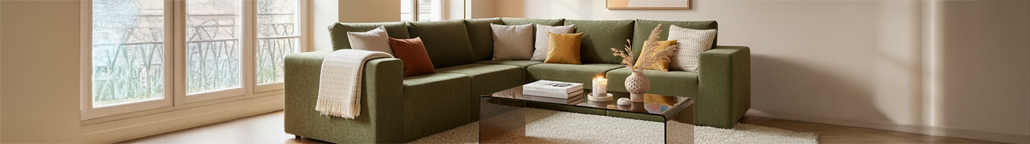 mesa de centro y sofá acogedor en un salón completo