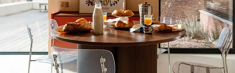 mesa de comedor efecto madera compacta con sillas