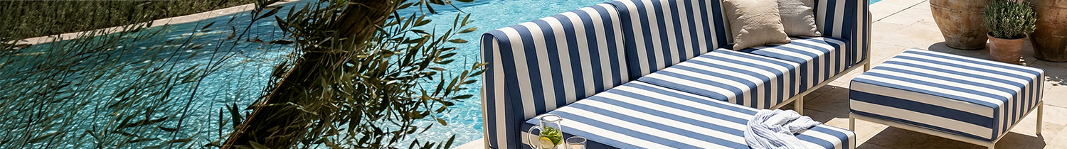 muebles de jardín bajos modulares de rayas azules y blancas junto a una piscina