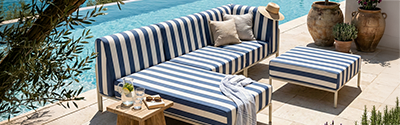muebles de jardín bajos modulares de rayas azules y blancas junto a una piscina