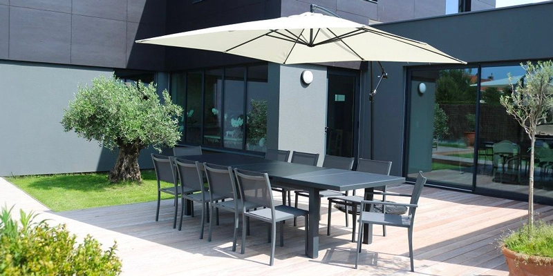 Conjunto de parasol descentrado cuadrado (3 x 3 m) y 4 losas de lastre