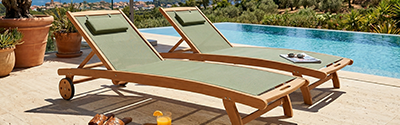 tumbonas de madera reclinables con ruedas en color verde salvia junto a una bonita piscina