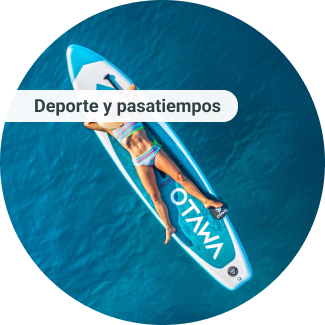 Foto de una persona tumbada sobre un remo en mar abierto